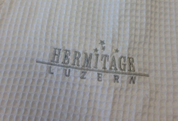 Stick-Bademantel-Hermitage.png Bademantel-Hermitage